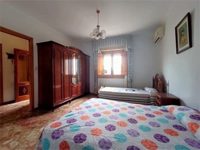 5 bedroom Townhouse for sale in Iznájar with garage - € 126,000 (Ref: 10046163)