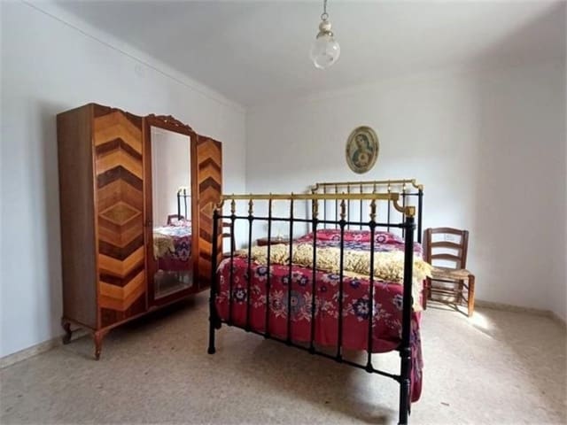 5 bedroom Townhouse for sale in Iznájar with garage - € 126,000 (Ref: 10046163)