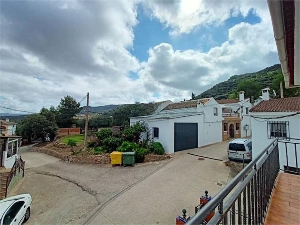 5 bedroom Townhouse for sale in Iznajar with garage - € 126,000 (Ref: 10046163)