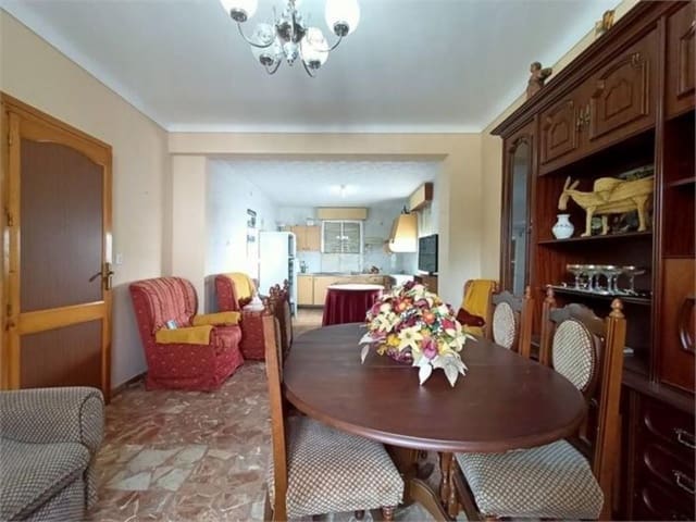 5 bedroom Townhouse for sale in Iznájar with garage - € 126,000 (Ref: 10046163)