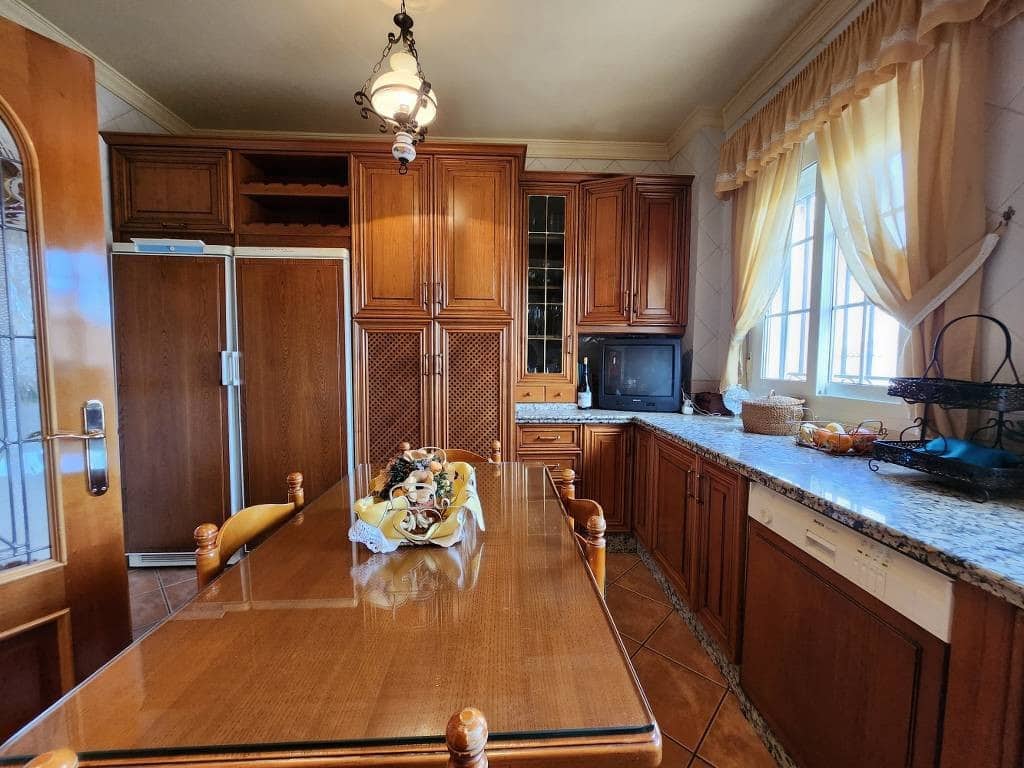 4 bedroom Townhouse for sale in Iznajar with pool - € 115,000 (Ref: 10046164)