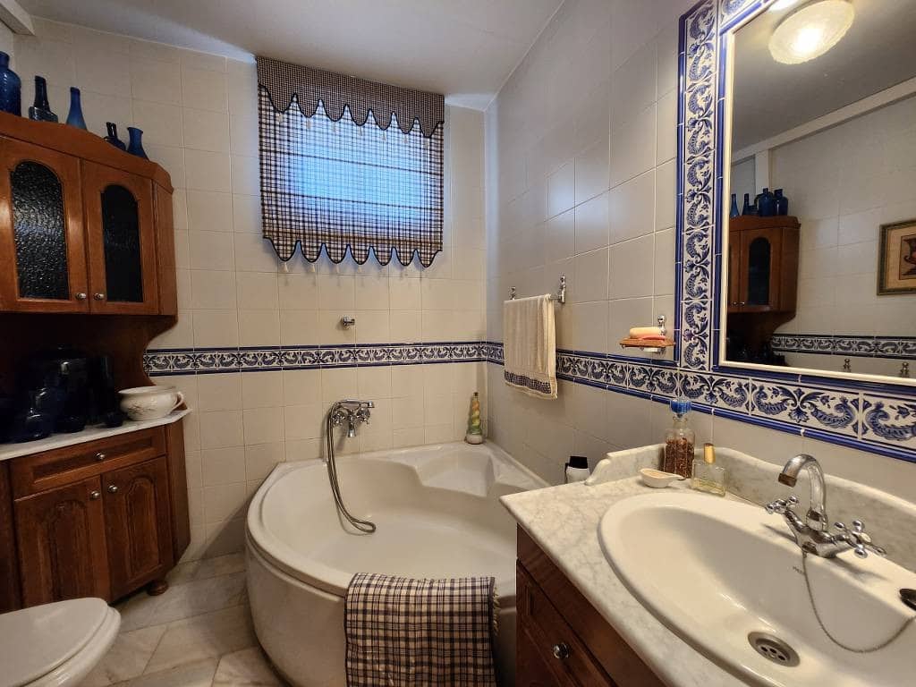 4 bedroom Townhouse for sale in Iznajar with pool - € 115,000 (Ref: 10046164)