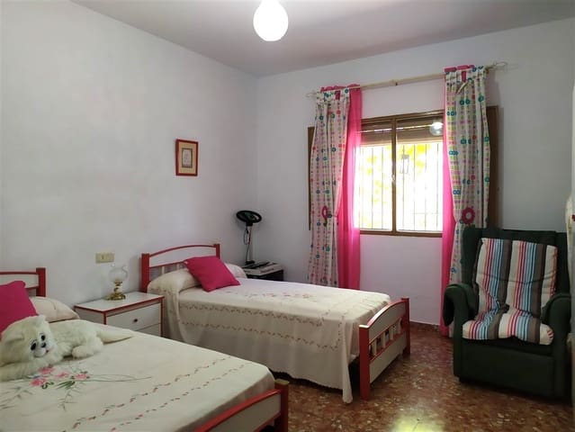 4 bedroom Villa for sale in Montoro with pool garage - € 195,000 (Ref: 10046182)
