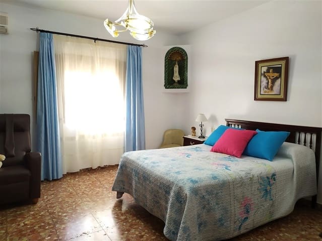 4 bedroom Villa for sale in Montoro with pool garage - € 195,000 (Ref: 10046182)