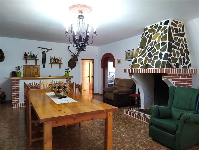 4 bedroom Villa for sale in Montoro with pool garage - € 195,000 (Ref: 10046182)