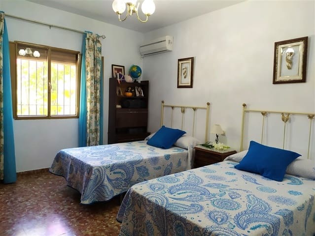 4 bedroom Villa for sale in Montoro with pool garage - € 195,000 (Ref: 10046182)