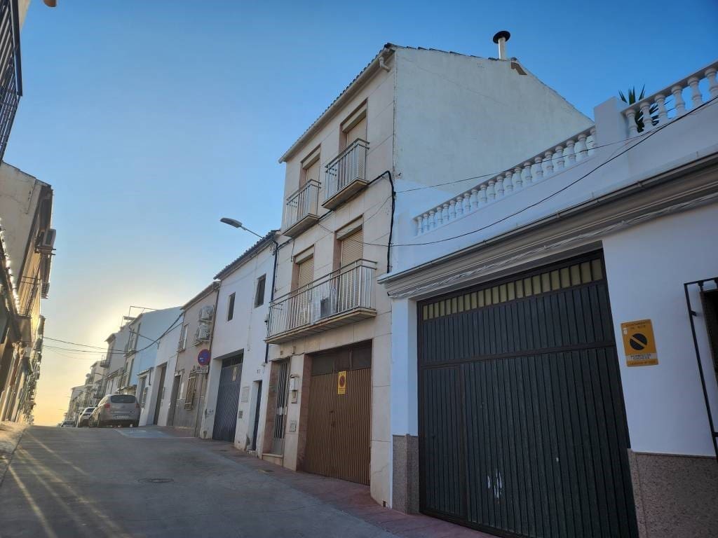 4 soveværelse Byhus til salg i Rute med garage - € 69.900 (Ref: 10046183)