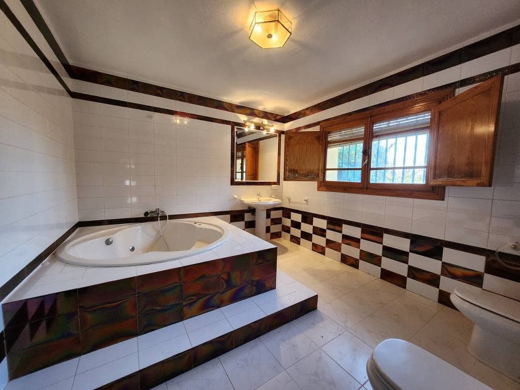 5 bedroom Villa for sale in Rute with pool - € 315,000 (Ref: 10046186)