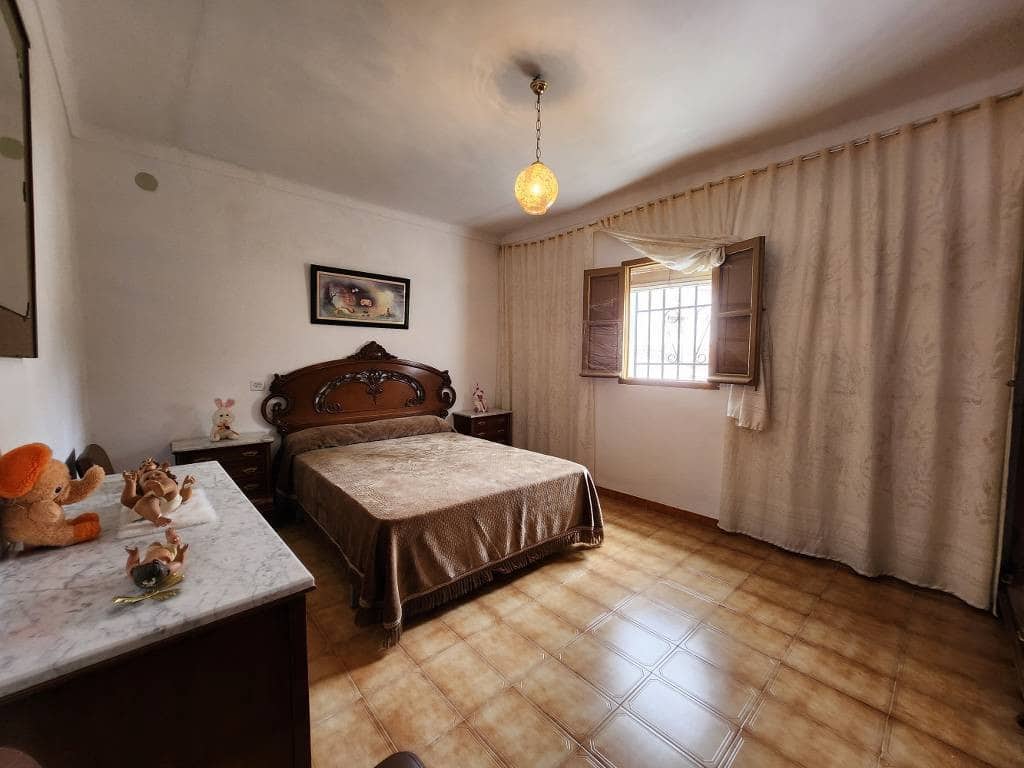 4 bedroom Finca/Country House for sale in Arroyo de Priego with garage - € 200,000 (Ref: 10046187)