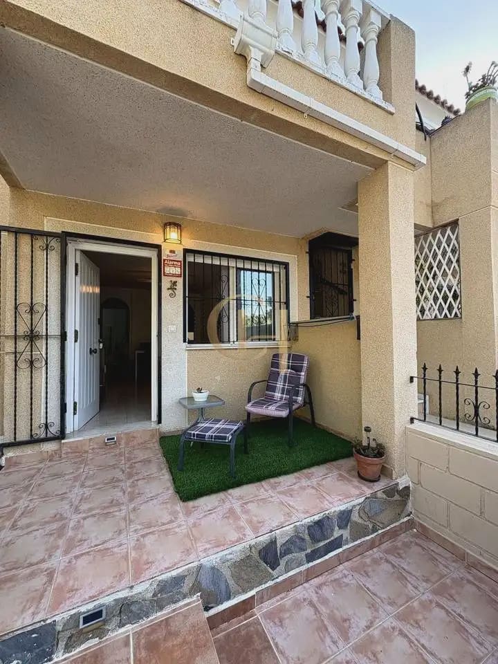 2 Zimmer Bungalow zu verkaufen in Torrevieja mit Pool - 130.000 € (Ref: 10062676)