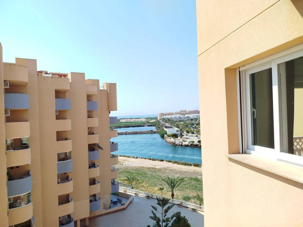 2 slaapkamer Flat te koop in La Manga del Mar Menor met zwembad - € 160.000 (Ref: 10011769)