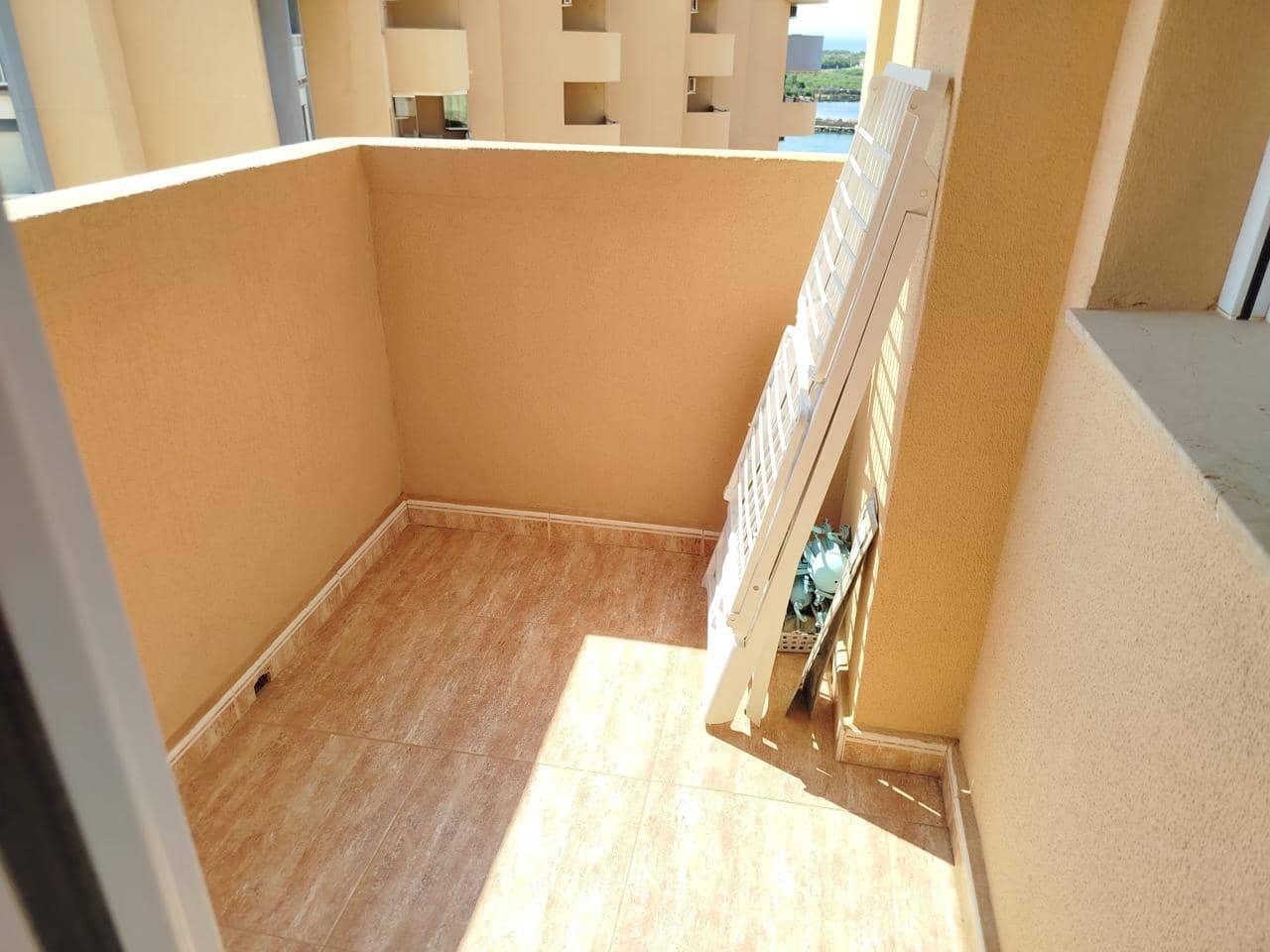 2 slaapkamer Flat te koop in La Manga del Mar Menor met zwembad - € 160.000 (Ref: 10011769)
