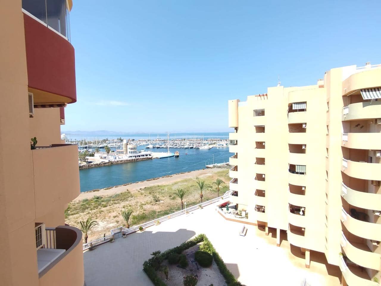 2 slaapkamer Flat te koop in La Manga del Mar Menor met zwembad - € 160.000 (Ref: 10011769)