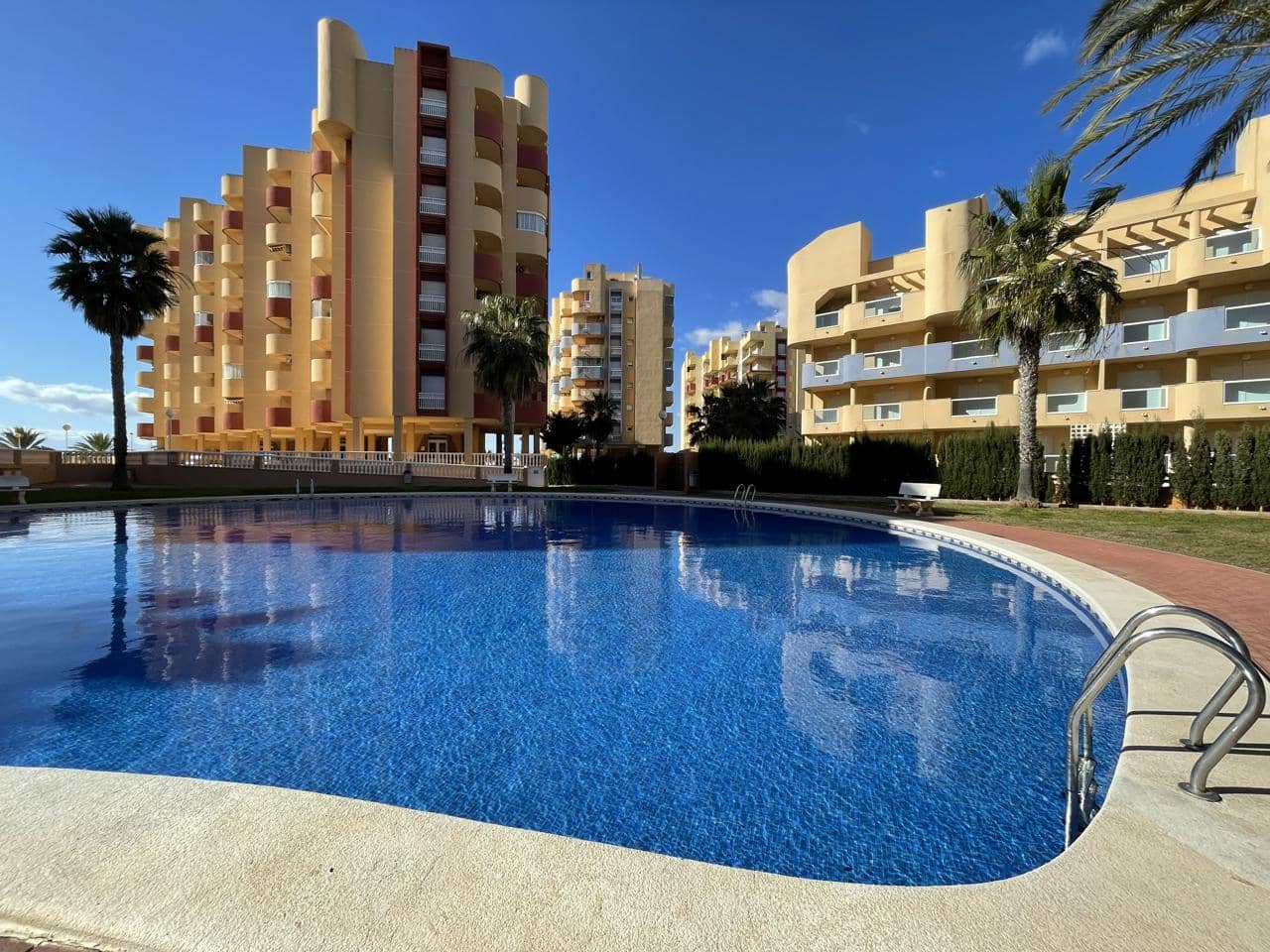 2 slaapkamer Flat te koop in La Manga del Mar Menor met zwembad - € 160.000 (Ref: 10011769)
