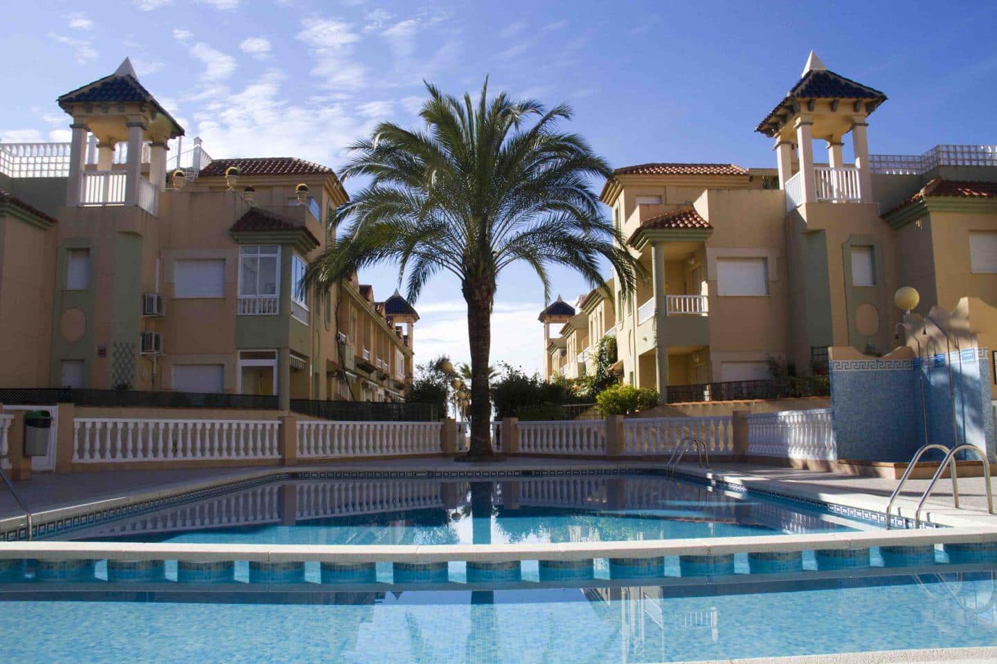 2 soveværelse Lejlighed til salg i La Manga del Mar Menor med swimmingpool garage - € 189.000 (Ref: 10011772)