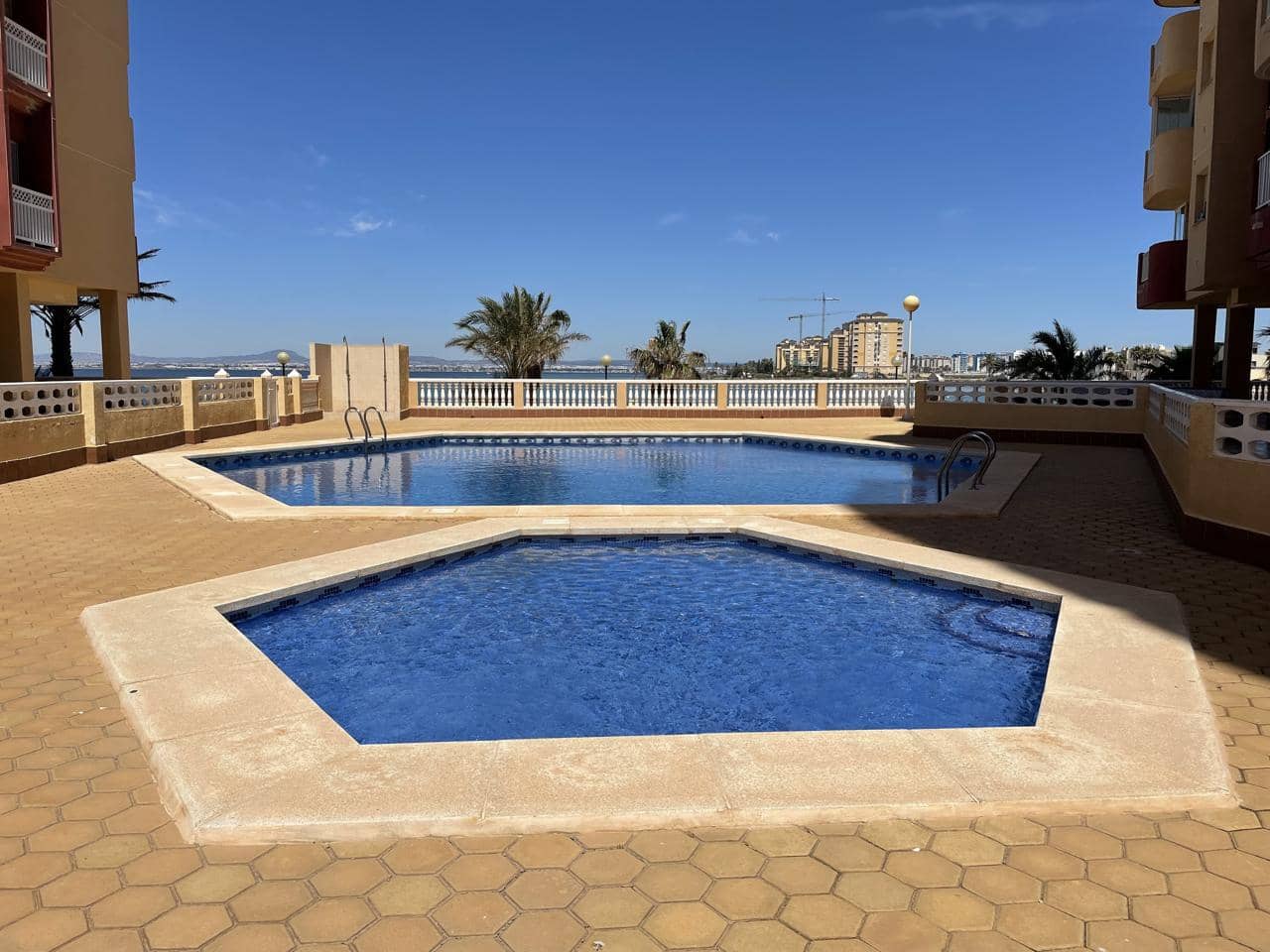 2 soveværelse Lejlighed til salg i La Manga del Mar Menor med swimmingpool - € 199.000 (Ref: 10011773)
