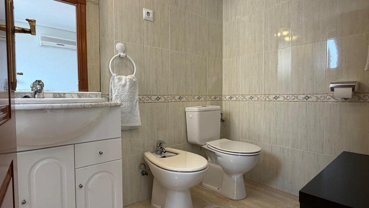 2 soveværelse Lejlighed til salg i La Manga del Mar Menor med swimmingpool - € 199.000 (Ref: 10011773)