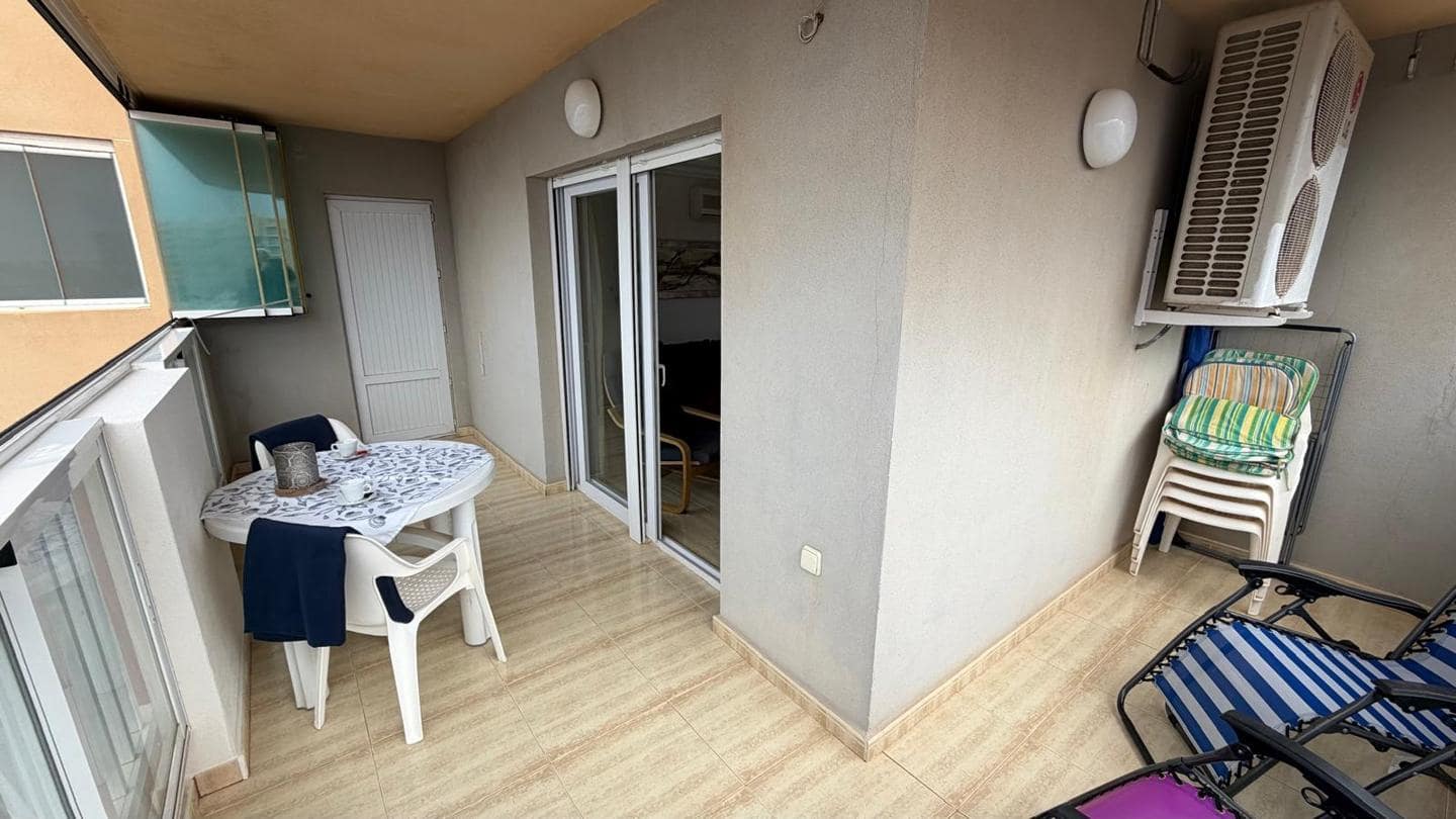 2 soveværelse Lejlighed til salg i La Manga del Mar Menor med swimmingpool - € 199.000 (Ref: 10011773)