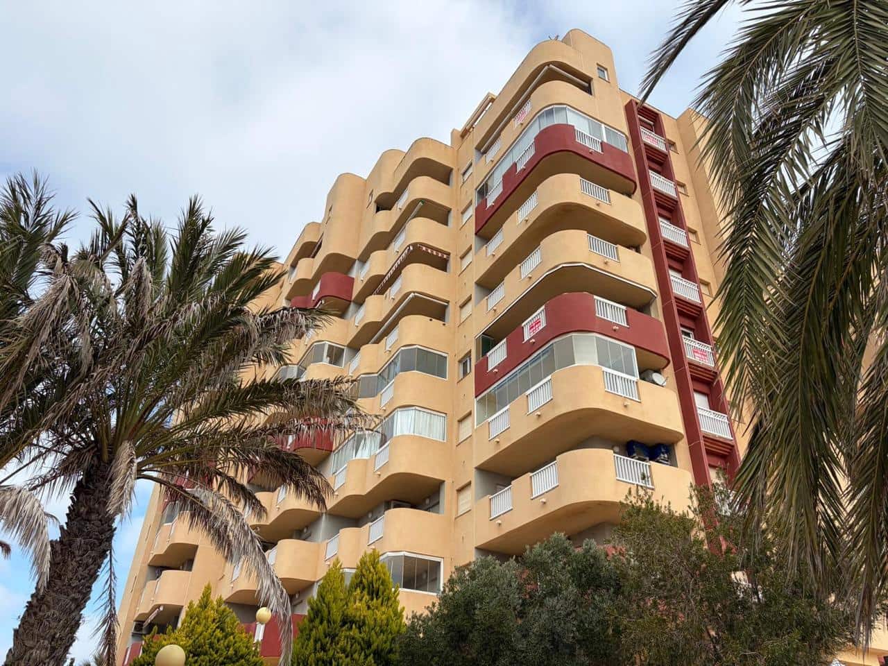 2 soveværelse Lejlighed til salg i La Manga del Mar Menor med swimmingpool - € 199.000 (Ref: 10011773)