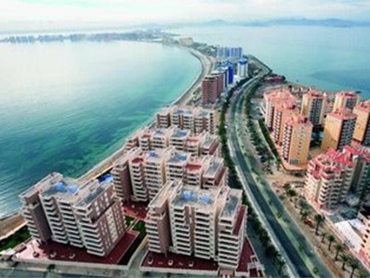 2 slaapkamer Flat te koop in La Manga del Mar Menor met zwembad garage - € 319.000 (Ref: 10011776)