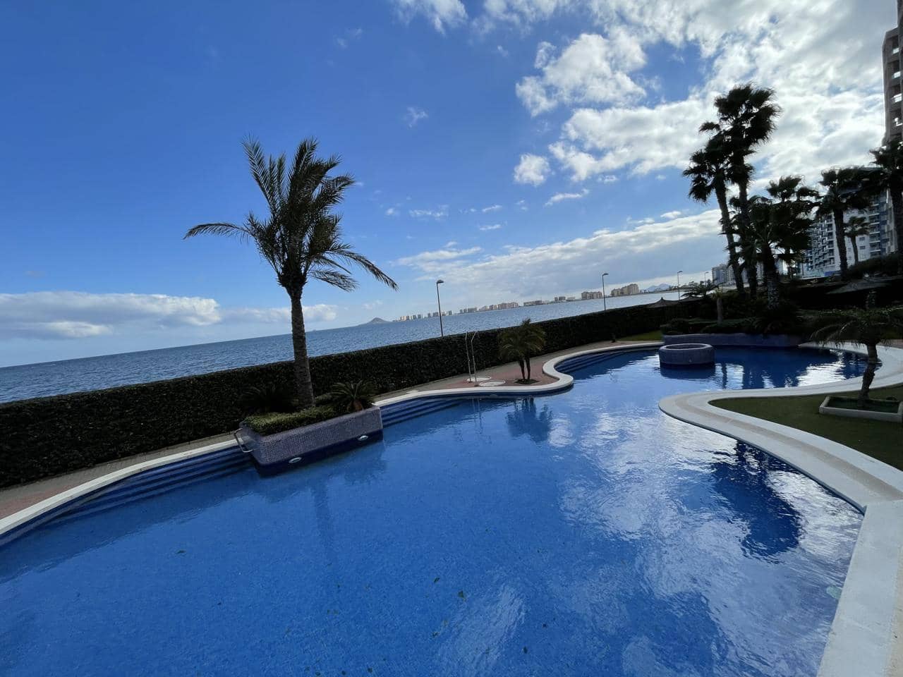 2 slaapkamer Flat te koop in La Manga del Mar Menor met zwembad garage - € 319.000 (Ref: 10011776)