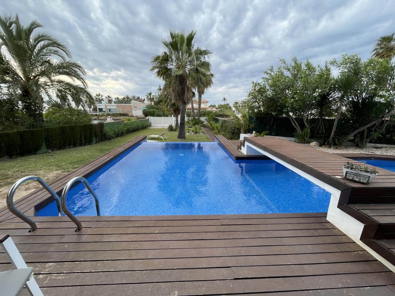 5 bedroom Villa for sale in La Manga del Mar Menor with pool garage - € 685,000 (Ref: 10011777)