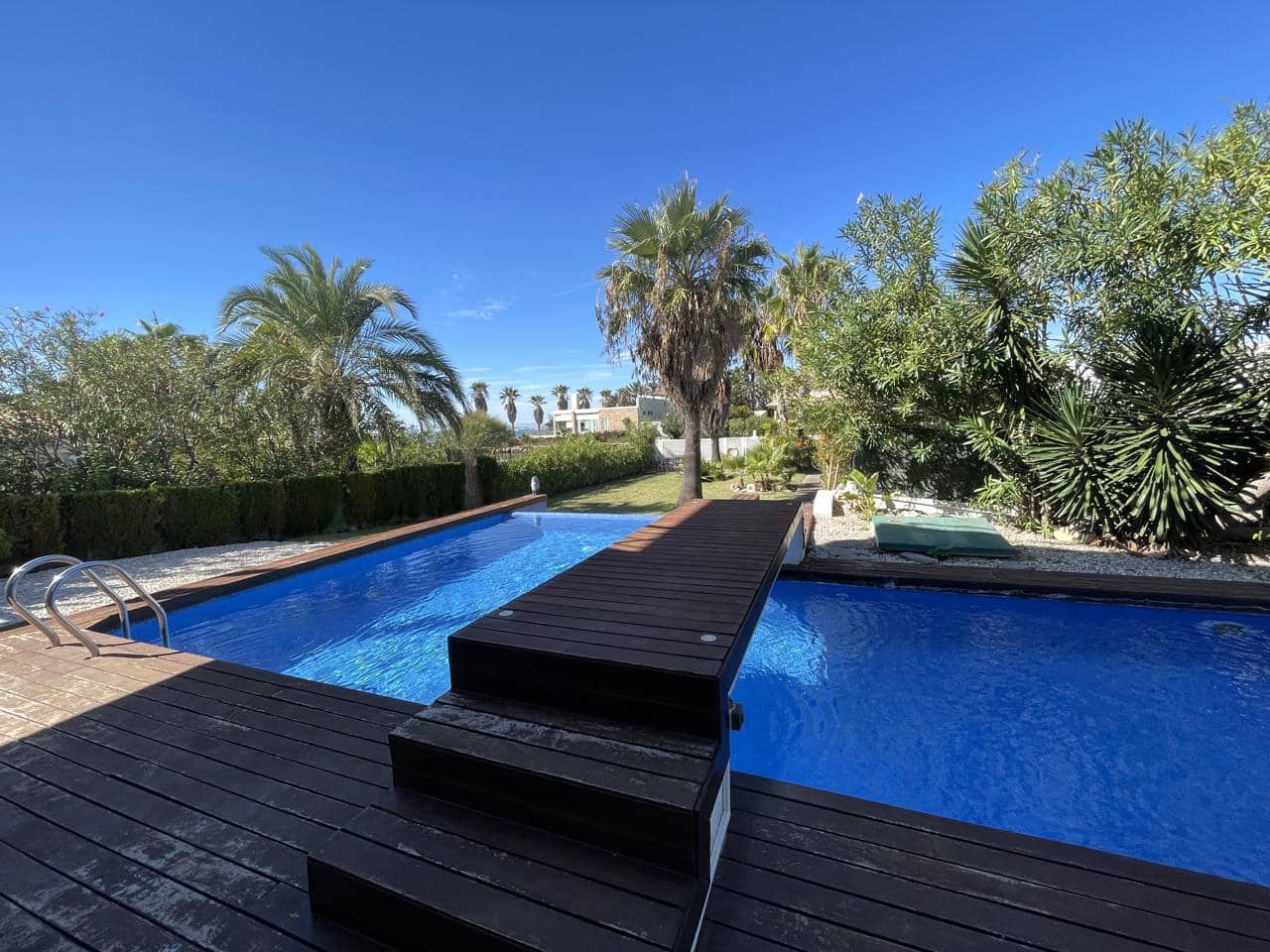 5 bedroom Villa for sale in La Manga del Mar Menor with pool garage - € 685,000 (Ref: 10011777)