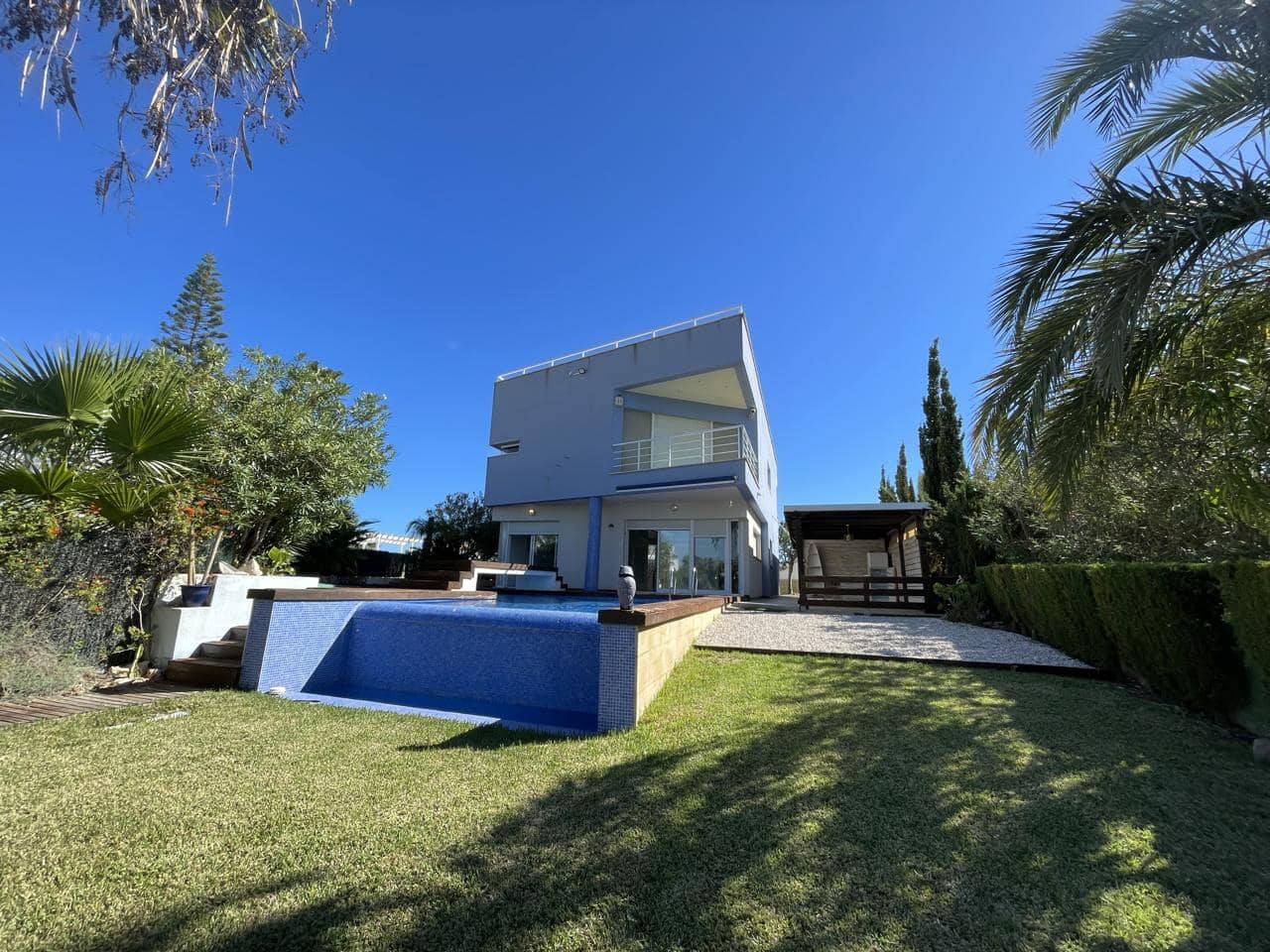 5 bedroom Villa for sale in La Manga del Mar Menor with pool garage - € 685,000 (Ref: 10011777)