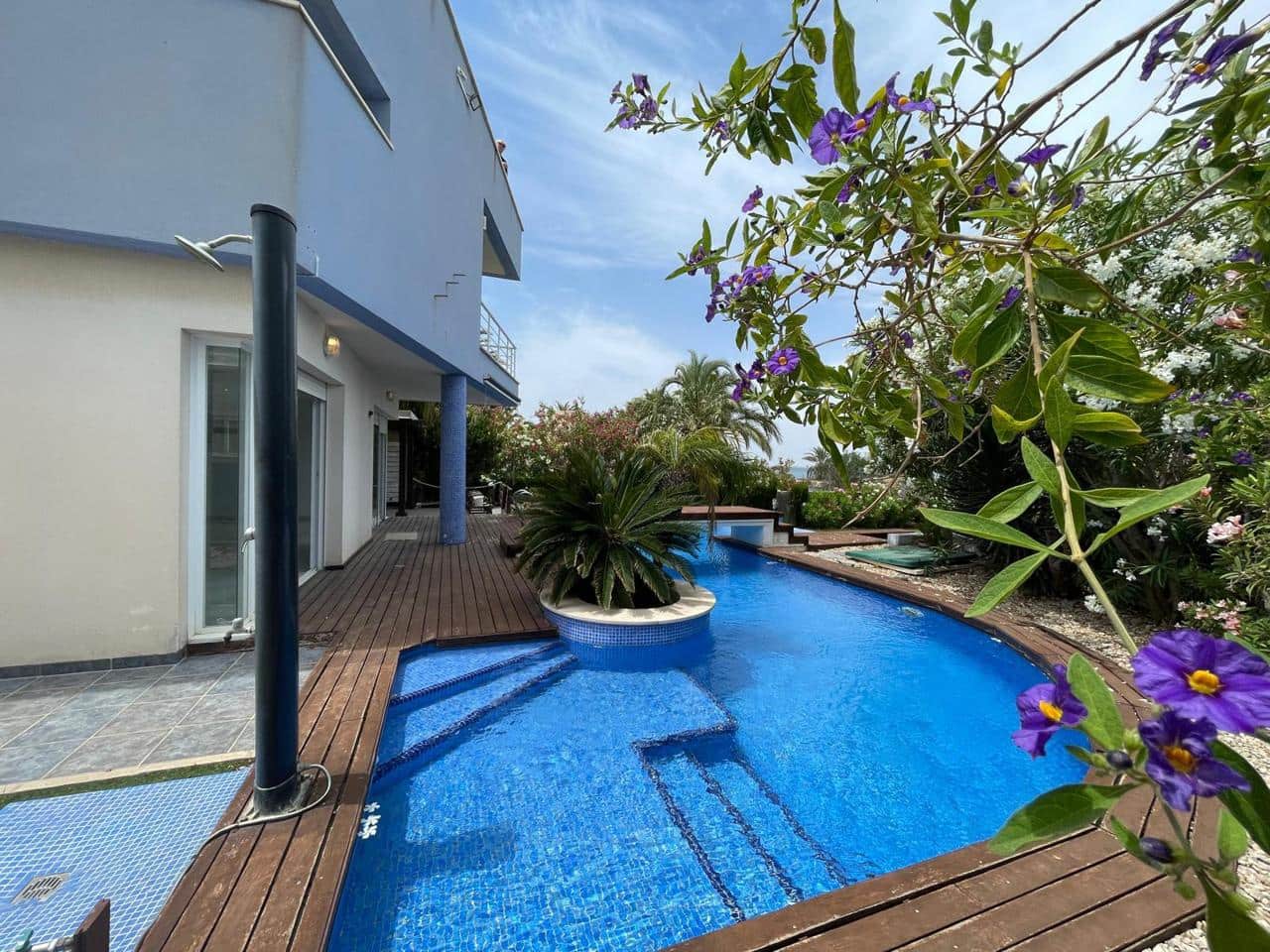 5 bedroom Villa for sale in La Manga del Mar Menor with pool garage - € 685,000 (Ref: 10011777)