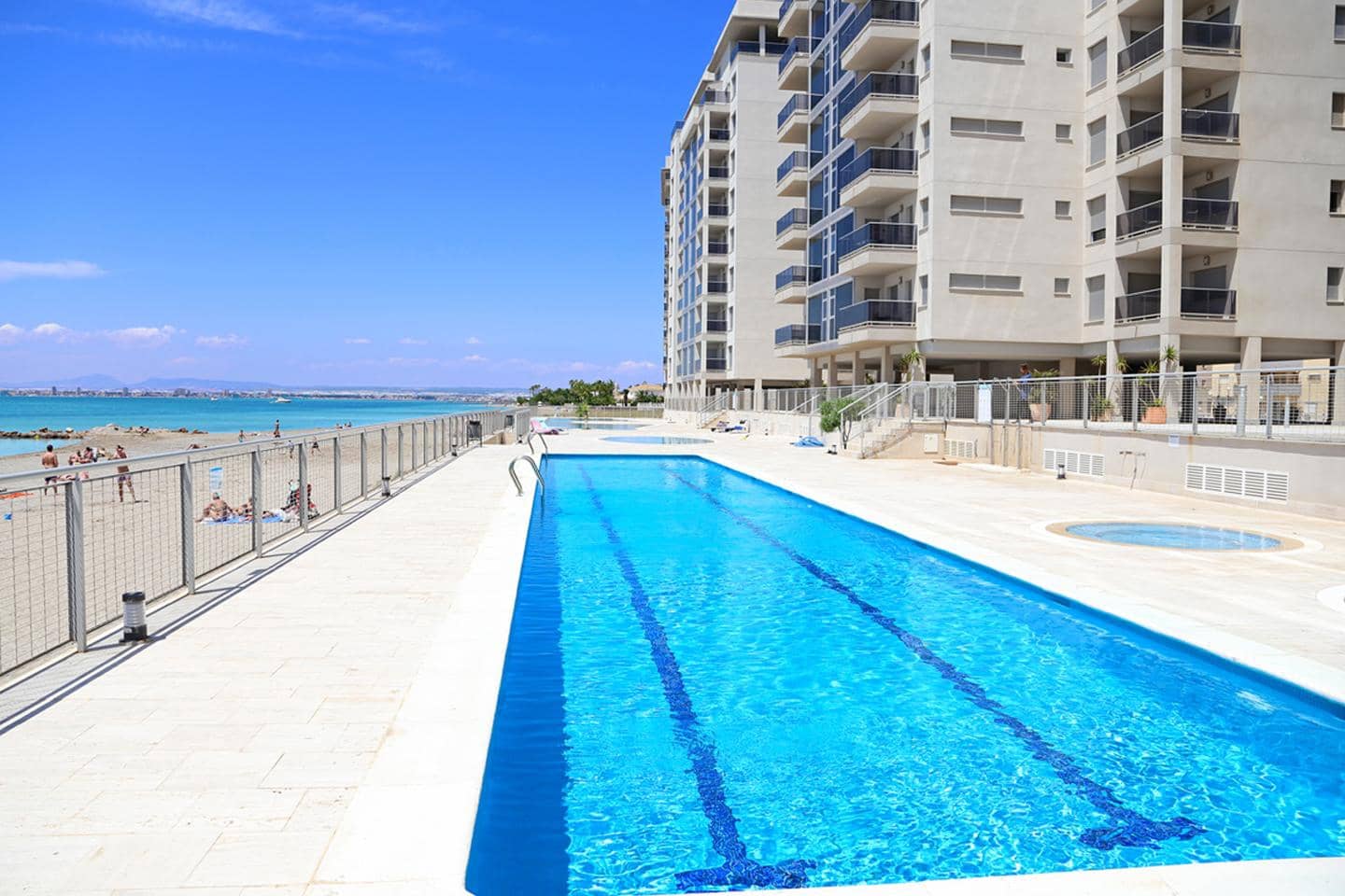 Piso de 2 habitaciones en La Manga del Mar Menor en venta con piscina - 259.000 € (Ref: 10011778)