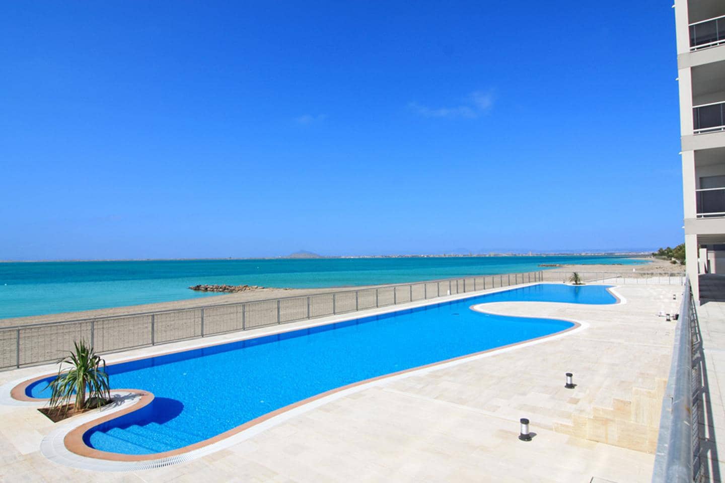 Piso de 2 habitaciones en La Manga del Mar Menor en venta con piscina - 259.000 € (Ref: 10011778)