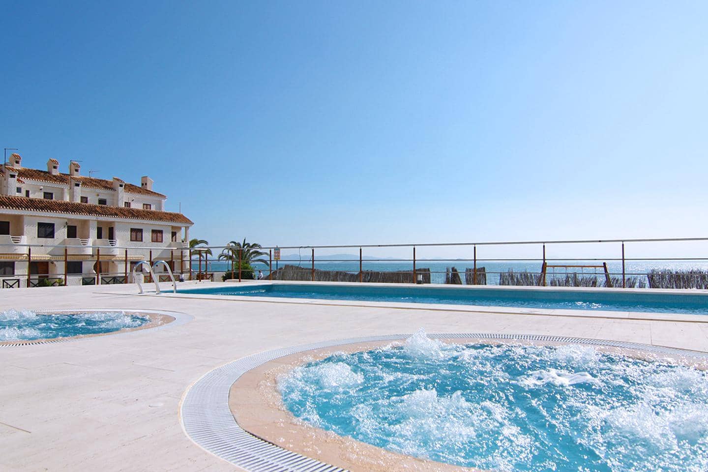 Piso de 2 habitaciones en La Manga del Mar Menor en venta con piscina - 259.000 € (Ref: 10011778)