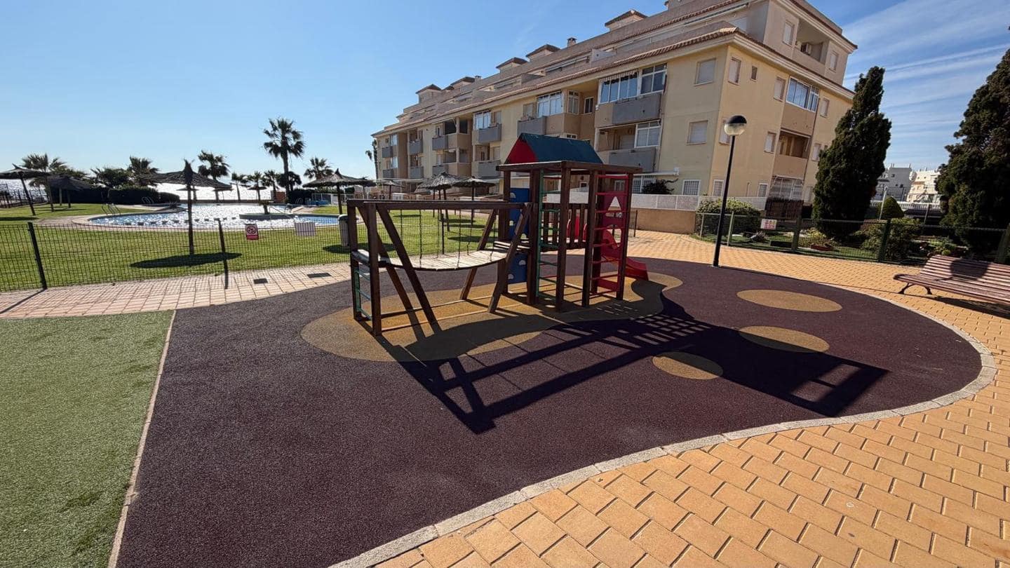 2 soveværelse Lejlighed til salg i La Manga del Mar Menor med swimmingpool garage - € 175.000 (Ref: 10011786)