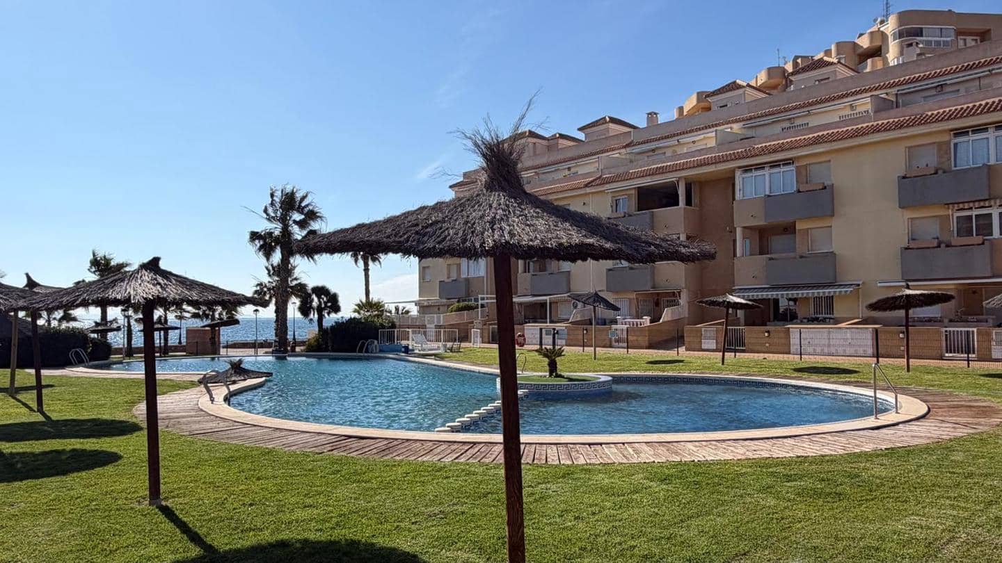 2 soveværelse Lejlighed til salg i La Manga del Mar Menor med swimmingpool garage - € 175.000 (Ref: 10011786)