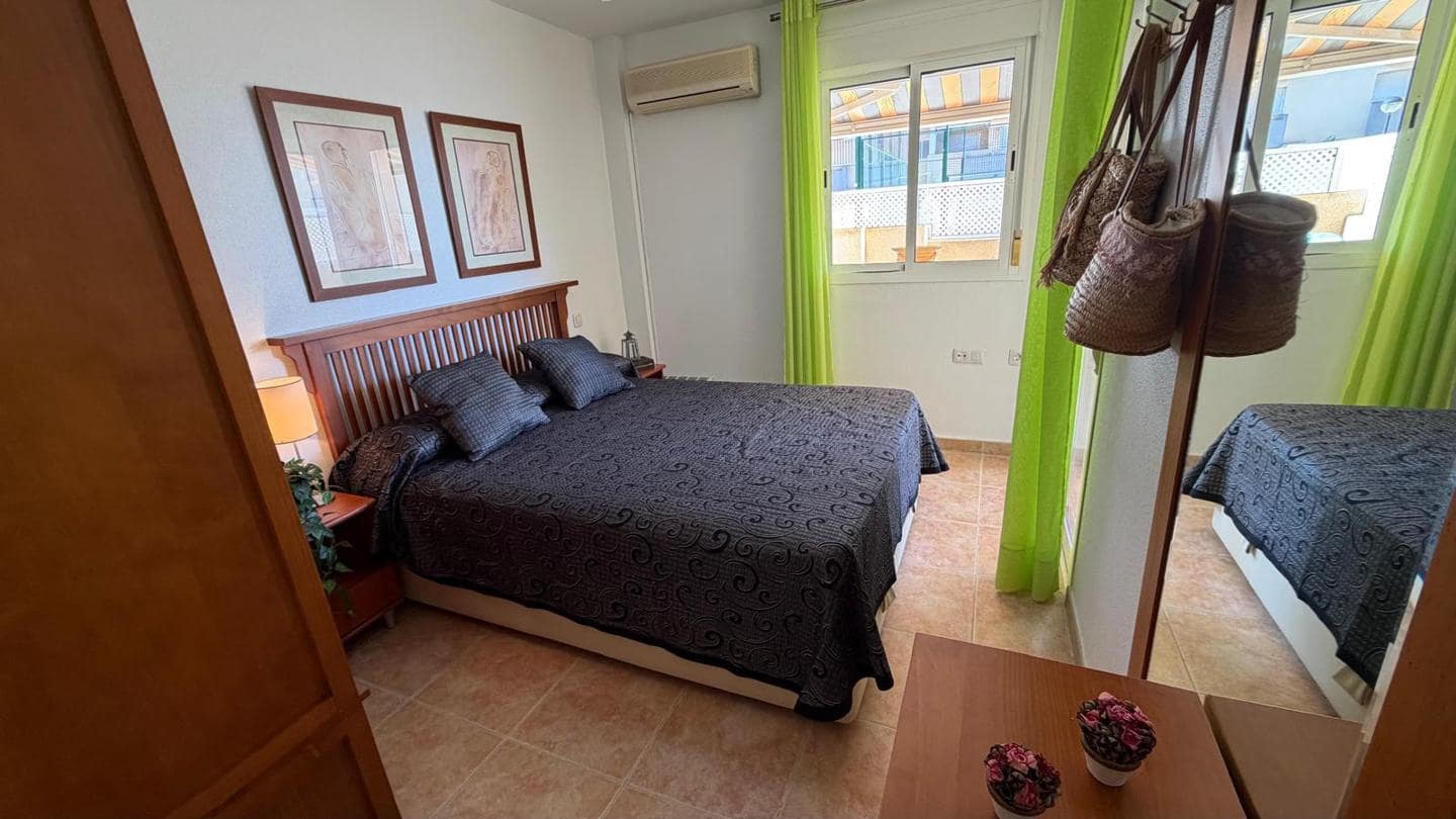 2 soveværelse Lejlighed til salg i La Manga del Mar Menor med swimmingpool garage - € 175.000 (Ref: 10011786)