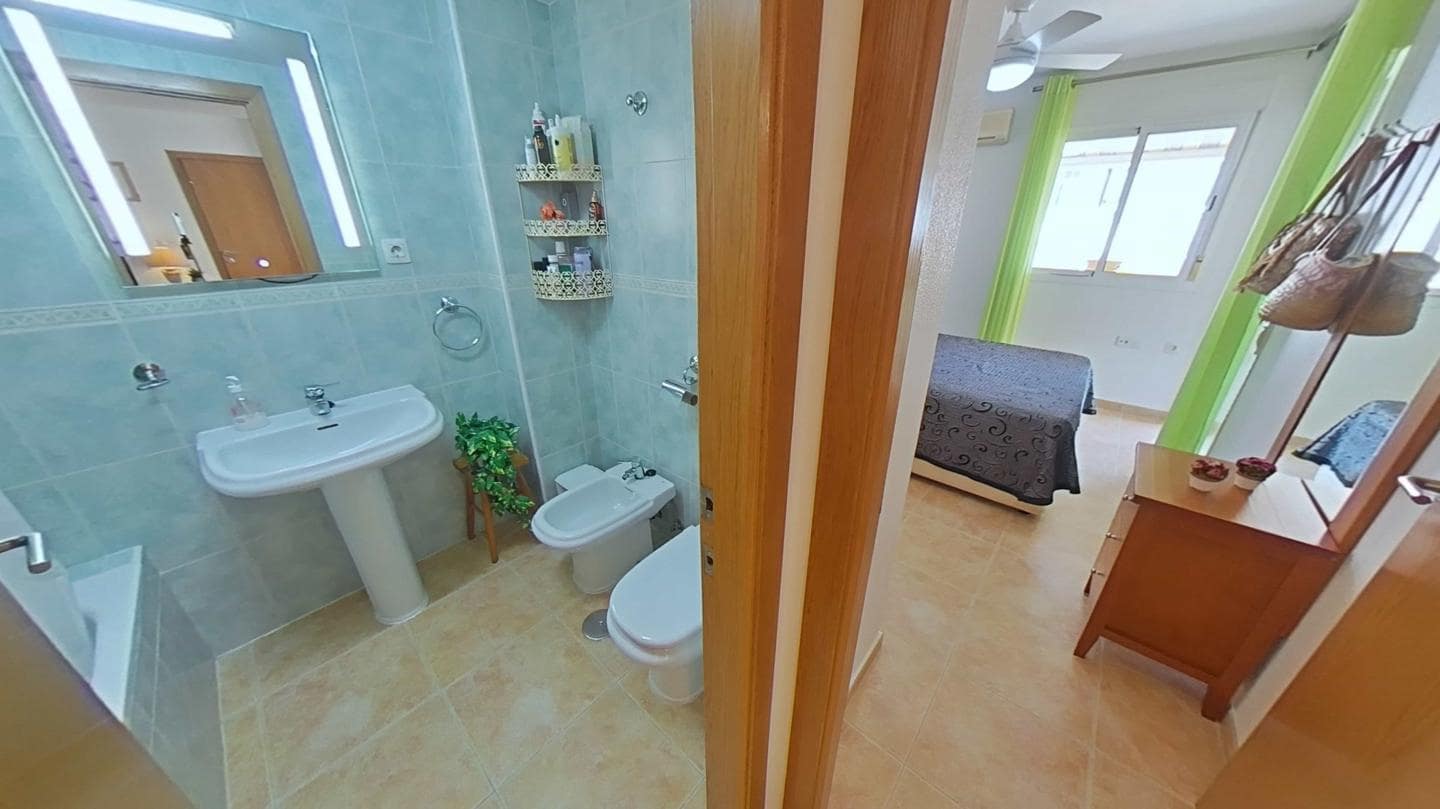 2 soveværelse Lejlighed til salg i La Manga del Mar Menor med swimmingpool garage - € 175.000 (Ref: 10011786)