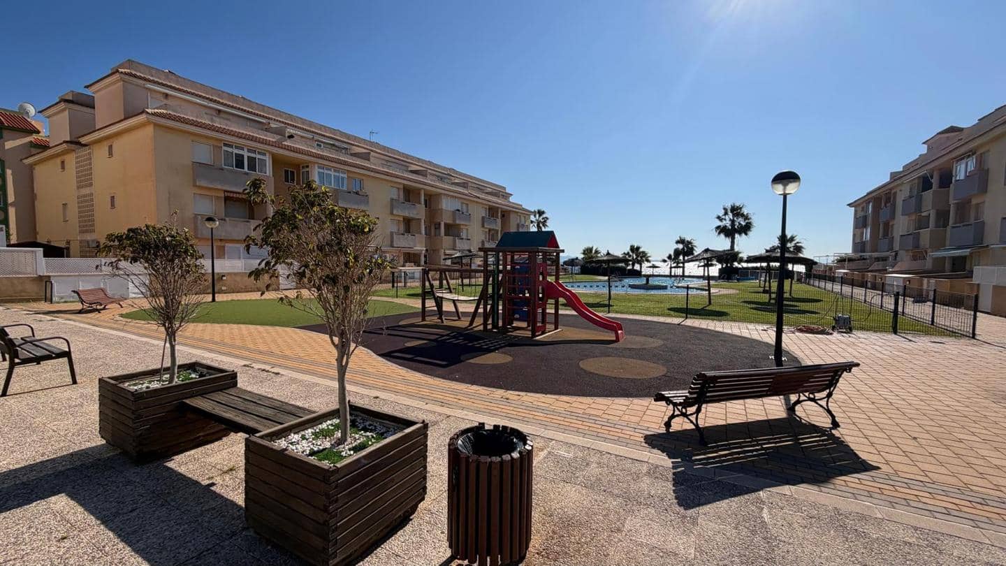 2 soveværelse Lejlighed til salg i La Manga del Mar Menor med swimmingpool garage - € 175.000 (Ref: 10011786)