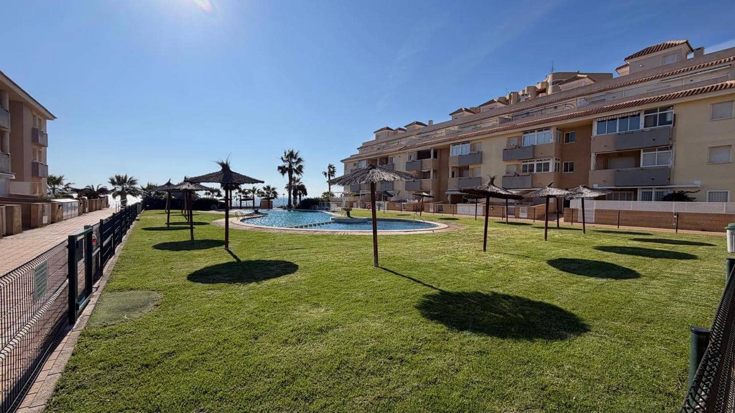 2 soveværelse Lejlighed til salg i La Manga del Mar Menor med swimmingpool garage - € 175.000 (Ref: 10011786)