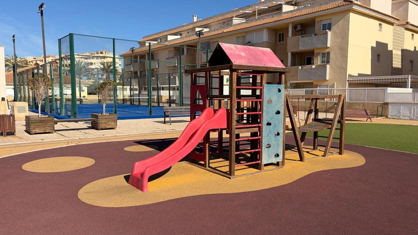 2 soveværelse Lejlighed til salg i La Manga del Mar Menor med swimmingpool garage - € 175.000 (Ref: 10011786)