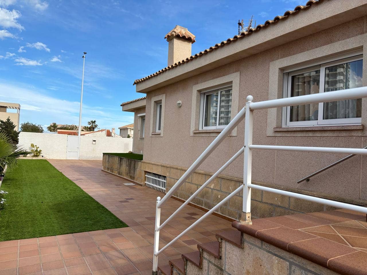 6 sypialnia Willa na sprzedaż w La Manga del Mar Menor z basenem garażem - 610 000 € (Ref: 10011796)