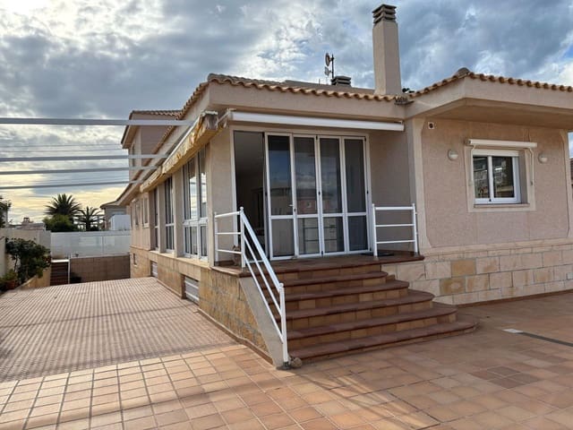 6 makuuhuone Huvila myytävänä paikassa La Manga del Mar Menor mukana uima-altaan 
autotalli - 599 000 € (Ref: 10011796)