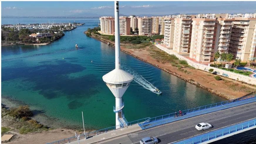 1 slaapkamer Flat te koop in La Manga del Mar Menor met zwembad garage - € 140.000 (Ref: 10016868)