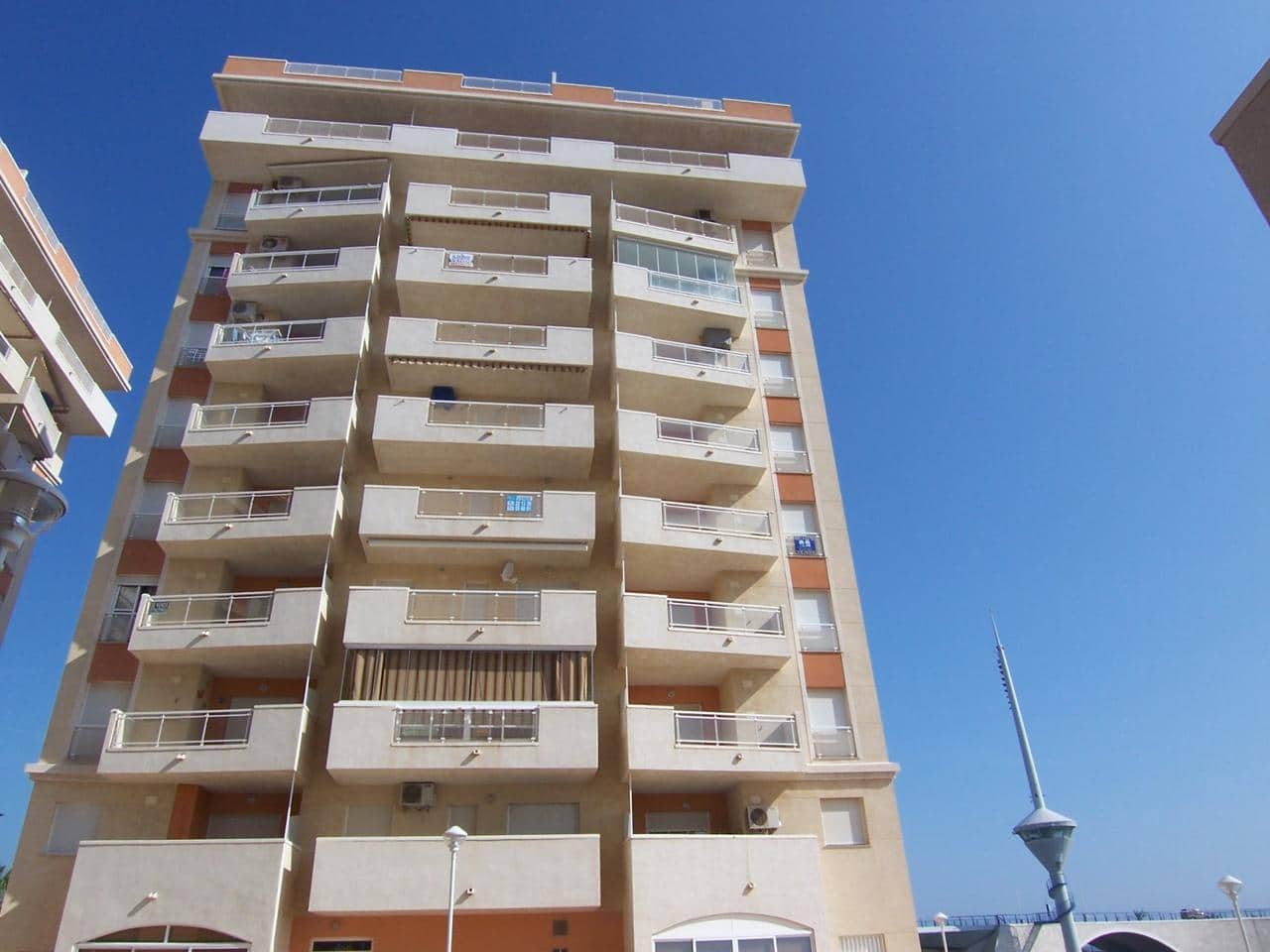 1 slaapkamer Flat te koop in La Manga del Mar Menor met zwembad garage - € 140.000 (Ref: 10016868)
