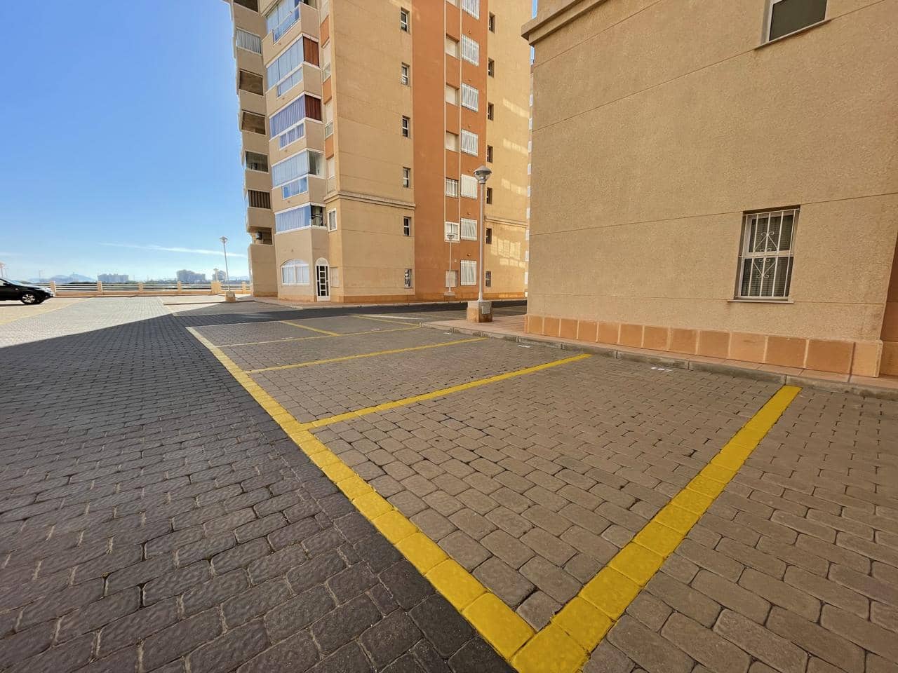 1 slaapkamer Flat te koop in La Manga del Mar Menor met zwembad garage - € 140.000 (Ref: 10016868)