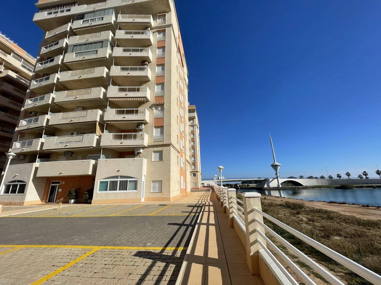 1 slaapkamer Flat te koop in La Manga del Mar Menor met zwembad garage - € 140.000 (Ref: 10016868)