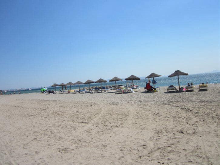 Piso de 2 habitaciones en La Manga del Mar Menor en venta con piscina - 185.000 € (Ref: 10024930)