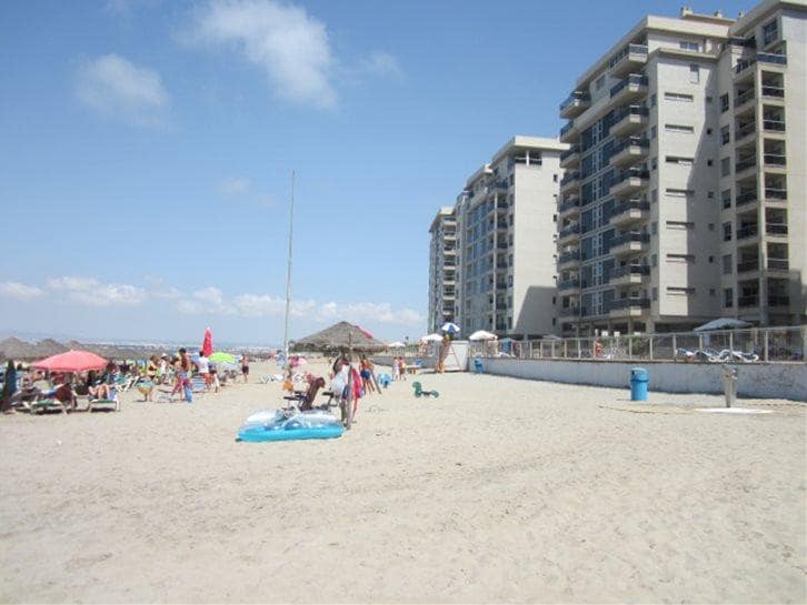 Piso de 2 habitaciones en La Manga del Mar Menor en venta con piscina - 185.000 € (Ref: 10024930)