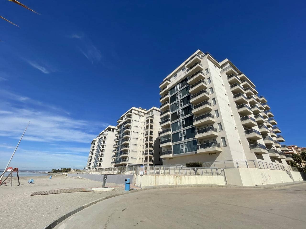 Piso de 2 habitaciones en La Manga del Mar Menor en venta con piscina - 185.000 € (Ref: 10024930)