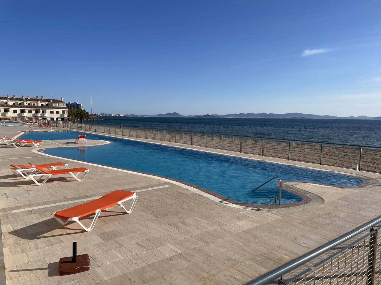 Piso de 2 habitaciones en La Manga del Mar Menor en venta con piscina - 185.000 € (Ref: 10024930)