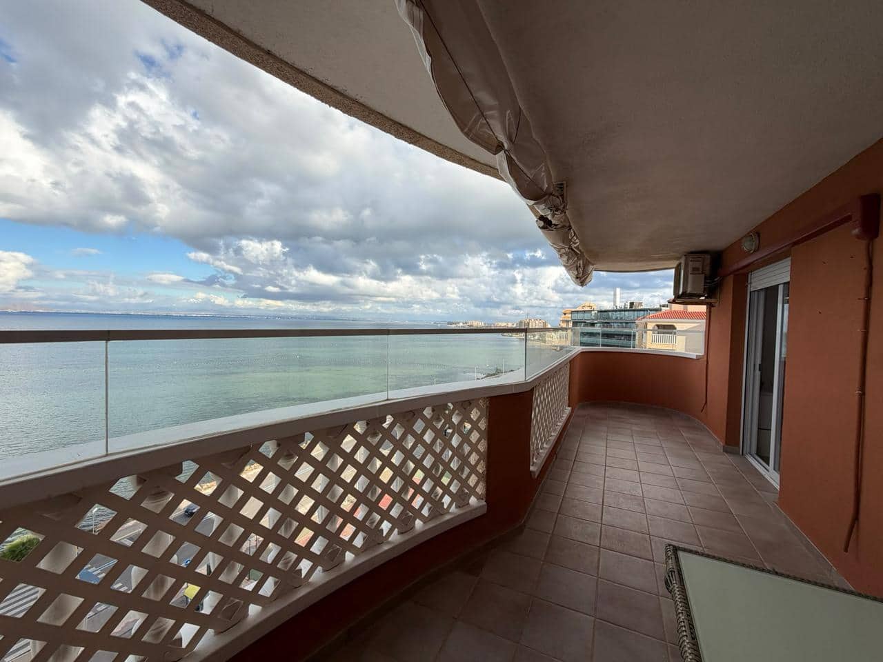 2 makuuhuone Asunto myytävänä paikassa La Manga del Mar Menor mukana uima-altaan 
autotalli - 257 500 € (Ref: 10167496)